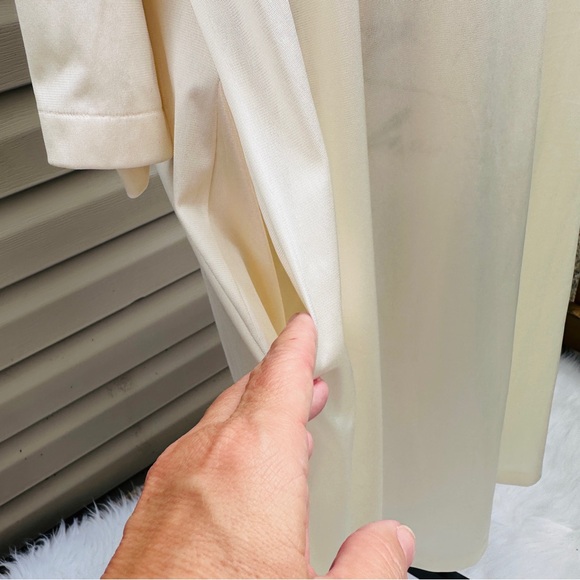 Vintage Vanity Fair Ivory Lace Nightgown Buttoned Robe - Picture 11 of 12